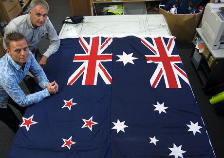 Novozélandskou vlajku si lidé asto pletou s tou australskou (vpravo). I to je podle nkterých dvod, pro by ml ostrovní stát svou letitou symboliku zmnit.