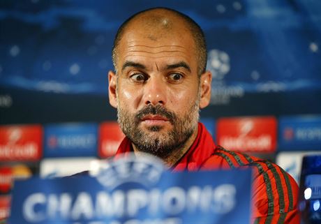 Trenr Pep Guardiola z Bayernu Mnichov na tiskov konferenci ped zpasem Ligy...