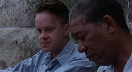 Tim Robbins a Morgan Freeman ve filmu Vykoupení z vznice Shawshank (1994) 