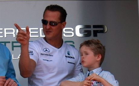 Michael Schumacher se svým synem Mickem na fotografii z roku 2010.