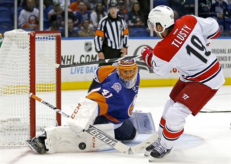 Jaroslav Halák z NY Islanders vychytal Jiího Tlustého z Caroliny.