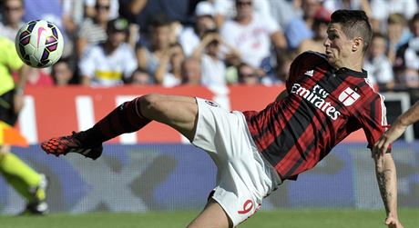 Fernando Torres z AC Milán bojuje o balón v duelu proti Cesen.