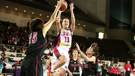 esk basketbalistka Kateina Elhotov v duelu s Japonskem