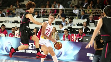 eská basketbalistka Ilona Burgrová v utkání s Japonskem
