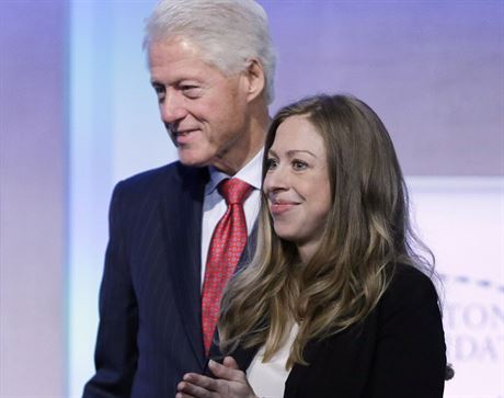 Thotná Chelsea Clintonová a její otec Bill Clinton (New York, 22. záí 2014)