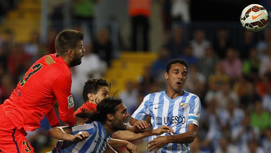 Gerard Pique a Marc Bartra z Barcelony bojují z dvojicí Sergio Sanchez a...