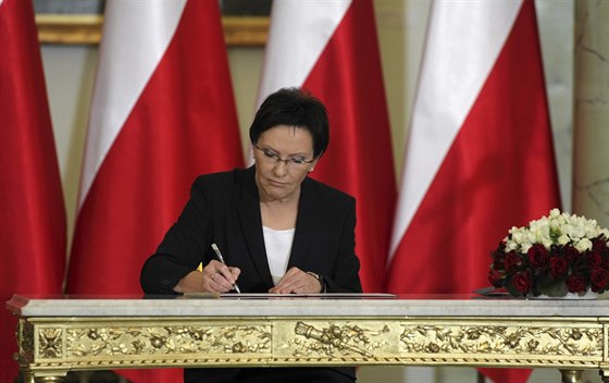 Ewa Kopaczová se podepisuje bhem ceremonie, kdy nová polská vláda sloila v...