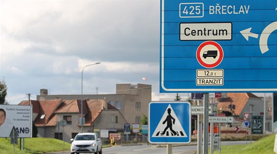 Na trase Břeclav - Rajhrad přibývá značek zakazující vjezd kamionům do měst a...