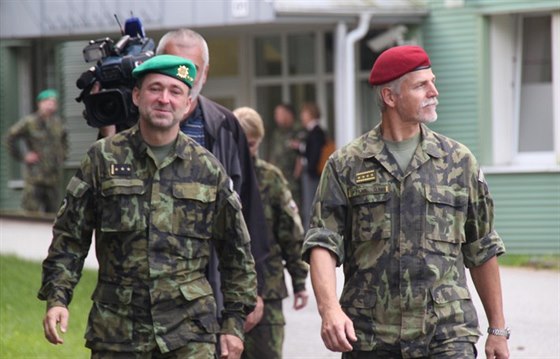 Armádní generál Petr Pavel (vpravo) při prohlídce areálu Centra biologické...