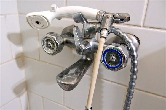 Holá hadice, vodní kámen na baterii, chybjící barevné oznaení, pína. Nejsem...