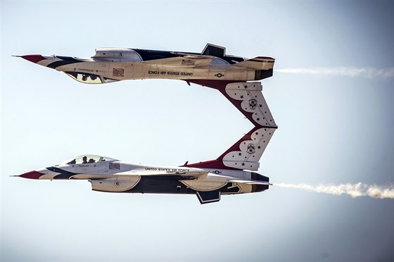 MANÉVRY. Piloti amerického letectva trénují na přehlídku Gunfighter Skies v...