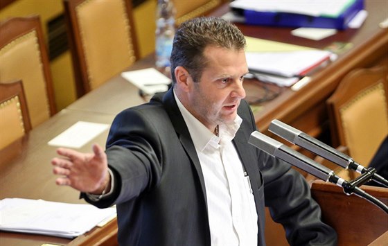 Poslanec KSČM Zdeněk Ondráček při jednání sněmovny (25. září 2014)