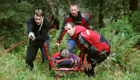 Hortí záchranái vynáejí na rakouském vozíku u Bílé Opavy v Jeseníkách...