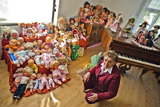 Muzeum hraček v Bobrové  vystavuje téměř tisícovku panenek - v kroji nebo v...