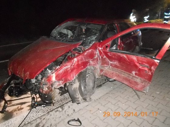 Řidič auto při havárii značně poškodil, ale přesto policistům utekl.