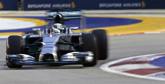 V ZATÁCE. Lewis Hamilton v kvalifikaci na Velkou cenu Singapuru. 