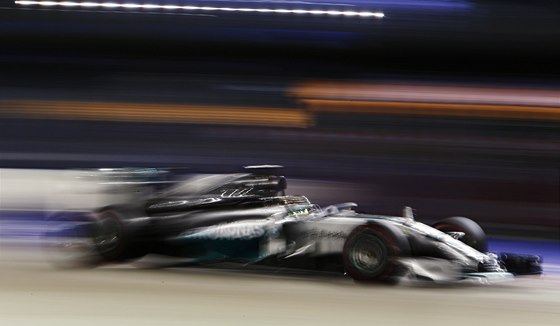 JAKO BLESK. Lewis Hamilton ve Velké cen Singapuru. 