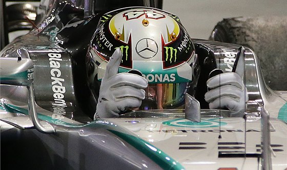 RADOST. Lewis Hamilton po triumfu ve Velké cen Singapuru. 