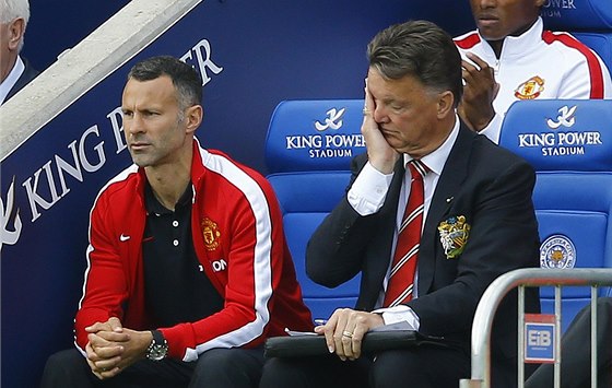 OTESENÍ. Trenér Manchesteru Louis van Gaal a jeho asistent Ryan Giggs po