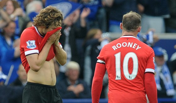 JAKO OPAENÍ. Daley Blind a Wayne Rooney z Manchesteru United po hoké poráce