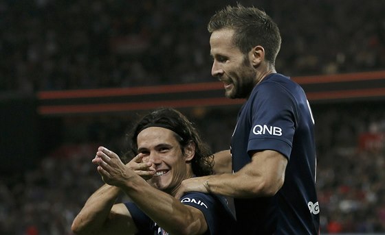Edison Cavani (vlevo) se raduje z gólu v dresu Paris St. Germain.  