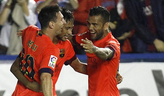 Lionel Messi, Neymar a Dani Alves (zleva) se radují z gólu Barcelony. 