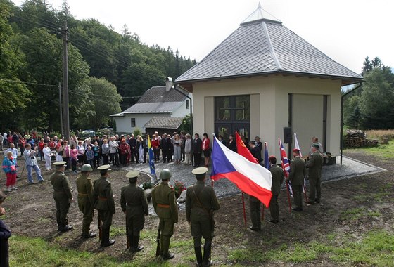 První pravoslavný kostelík a památník v Horní Lipové upomíná na válené vzn, kteí proli zajateckými tábory na Jesenicku. Památník nese jména osmi set z nich (snímek ze slavnostního otevení).