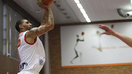 Stílí nymburský basketbalista Tre Simmons