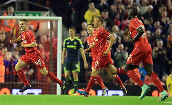 Fotbalisté Liverpoolu slaví trefu Jordana Rossitera (vlevo) proti Middlesbrough.