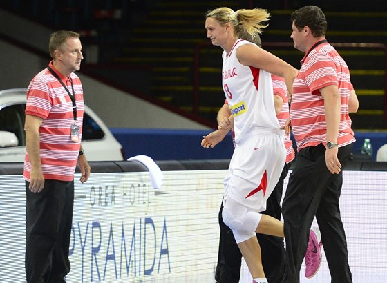 eská basketbalistka Petra Kulichová se zranila v utkání se Spojenými státy a...