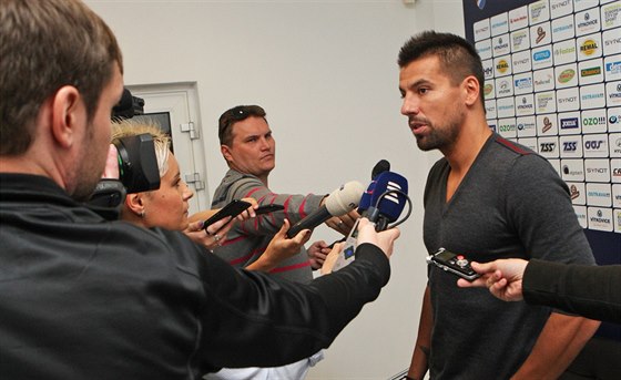 Milan Baro odpovídá novinám, eí se jeho návrat do Baníku Ostrava.