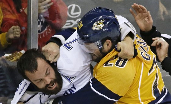 Radko Gudas (v bílém) z Tampy Bay se pere s Paulem Gaustadem z Nashvillu.