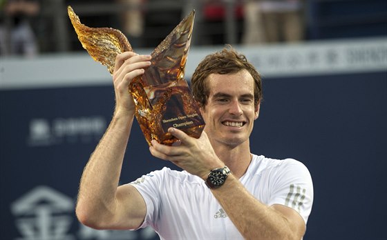 Andy Murray s trofejí pro vítze turnaje v en-enu