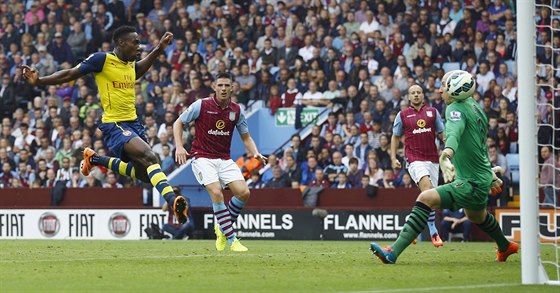 Útoník Arsenalu Danny Welbeck (vlevo) pekonává gólmana Aston Villy.