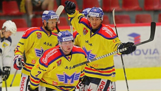 Hokejisté eských Budjovic se radují z gólu do sít Kladna.