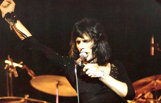 Během sóla v písni Keep yourself Alive se Freddie Mercury převlékl do...
