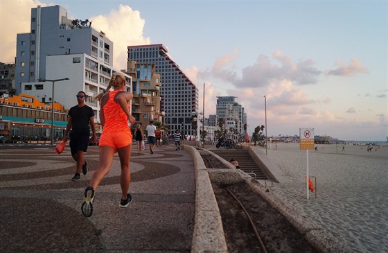 Beton, pláž a běh - to je přímořský život v Tel Avivu