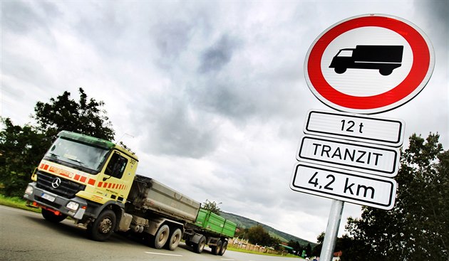 Na trase Beclav - Rajhrad pibývá znaek zakazující vjezd kamionm do obcí.