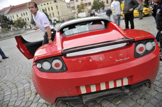 První tesla vyjela před 15 lety, byl to sporťák přestavěný z lotusu