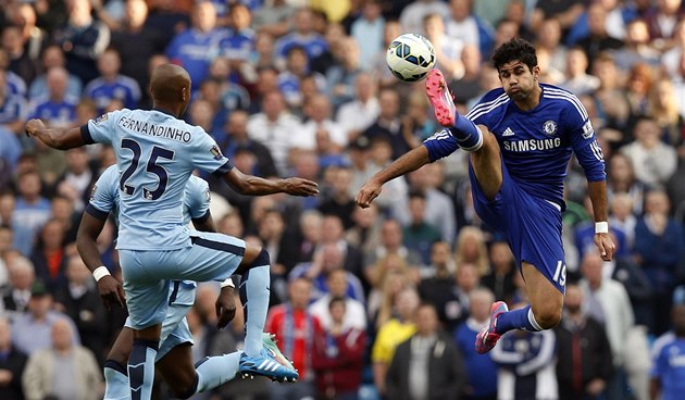 V útoku Chelsea kraluje Diego Costa, který zpracovává mí� v utkání s Manchesterem City.