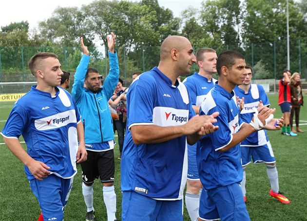 Zápas FK Junior Roma D��ín a mu�stvem slo�eným ze zam�stnanc� devíti ambasád FC...