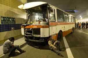 Srážka dvou osobních automobilů a havárii autobusu v tunelu Blanka