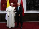 Pape Frantiek s albánským prezidentem Bujarem Nishanim. (21. záí 2014) 