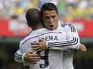Cristiano Ronaldo a Karim Benzema slaví branku na hiti Villarrealu.