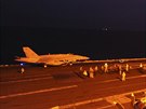 Americké stíhaky startují z letadlové lod v Perském zálivu, budou bombardovat...