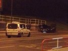 Kvli nálezu granátu v aut museli policisté uzavít obousmrn ulici Pod...