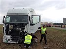 Při srážce osobního automobilu s nákladním u středočeských Klecan zemřeli tři...