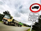 Na trase Beclav - Rajhrad pibývá znaek zakazující vjezd kamionm do obcí.
