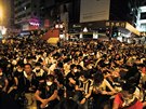 Tisíce demonstrant v Hongkongu v pondlí pokraují v protestech za...