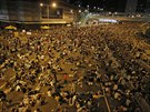 Tisíce demonstrant v Hongkongu v pondlí pokraují v protestech za...